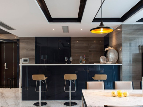 餐廳 半開放式的廚房增加了家人間的互動(dòng)與交流，加強(qiáng)彼此間的情感交流。